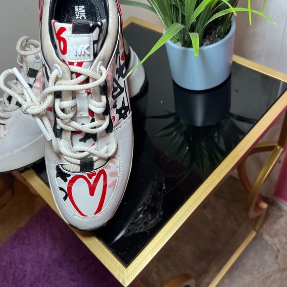 Stylish White and Red Sneakers with Heart Design - Picture 2 of 6